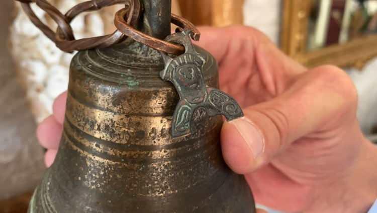 <p>Bursa’nın İznik ilçesinde hurdacı tarafından antikacıya verilen çanın, Ayasofya Kilisesi’ne ait 2 bin yıllık olduğu ihtimali üzerinde duruluyor. Tarihi çan, incelenmek üzere İznik Müze Müdürlüğü ekiplerince alındı.</p>

<p> </p>
