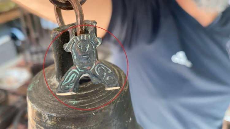 <p>Turan, durumu İznik Müze Müdürlüğü’ne bildirdi. Üzerindeki resmin ‘Nikaia’ olduğu tahmin edilen çan, incelenmek üzere ekiplerce antikacıdan alındı.</p>
