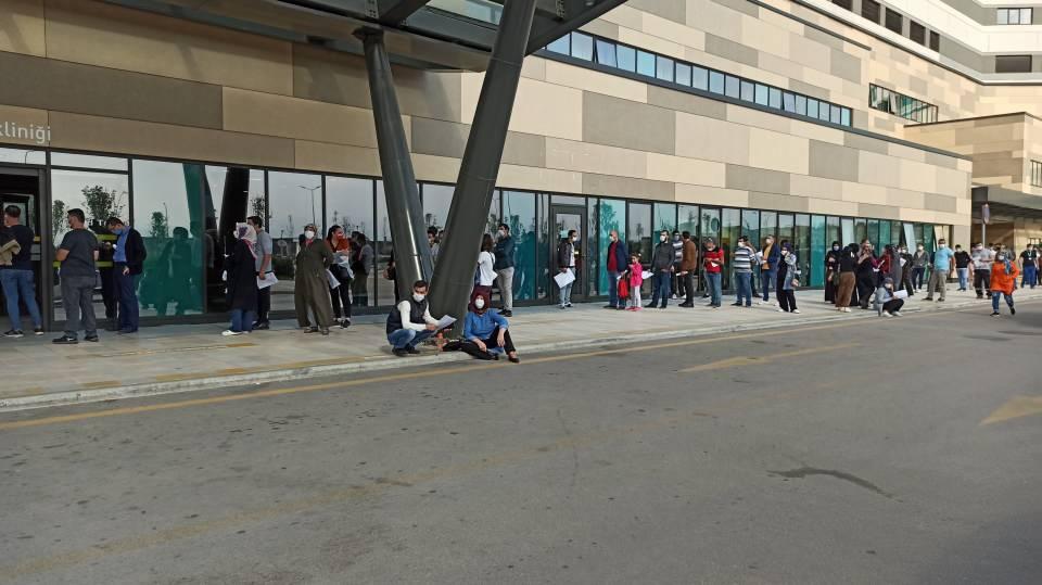 <p>Şehir merkezindeki Çekirge Devlet Hastanesi ile yıkımı gündemde olan Muradiye'deki Memleket Hastanesi'de Covid 19'lu hastalarla doldu taştı. Çekirge Devlet Hastanesi Acil Servisi önünde başlayan hasta kuyruğu hastane dışına taştı. Kuyrukta bekleyen hastalar arasındaki sosyal mesafeye bazı hastanelerde dikkat edilirken, bazılarında hastaların iç içe olan görüntüleri dikkat çekti.</p>
<p> </p>