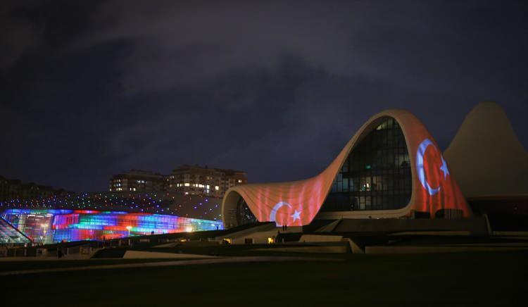 <p>Azerbaycan'ın başkenti Bakü'nün yeni mimari sembollerinden Haydar Aliyev Merkezi ile Bakü Olimpik Stadı'nın dış cephesine Türk bayrağı yansıtıldı.</p>
