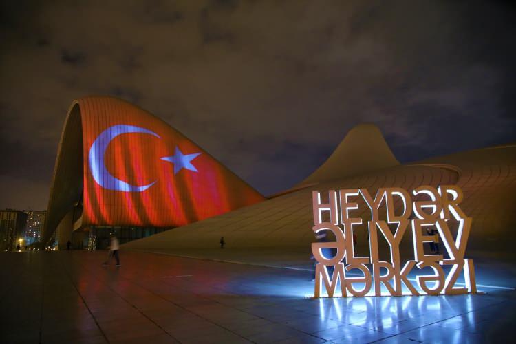 <p>29 Ekim Cumhuriyet Bayramı dolayısıyla Türk bayrağı yansıtılan Bakü Olimpik Stadı ve Haydar Aliyev Merkezi'nden Türk müzikleri de seslendirildi.</p>

