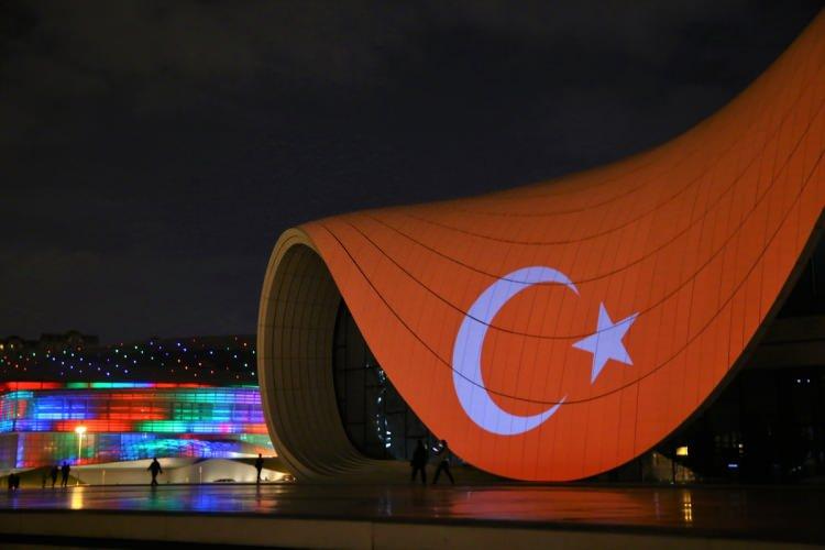 <p>Özoral, basın mensuplarına yaptığı açıklamada, Türkiye ile Azerbaycan'ın "iki devlet, bir millet" olarak sevincini de kederini de paylaşan iki ülke olduğunu söyledi.</p>