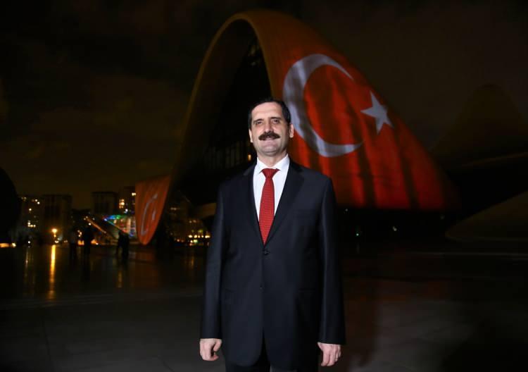 <p>Haydar Aliyev Merkezi'nin dış cephesinde Türk bayrağı yansıtılmasını Türkiye'nin Bakü Büyükelçisi Erkan Özoral da izledi.</p>

