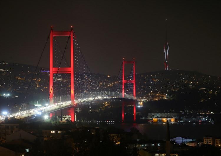 <p>İstanbul'un yeni simgesi olmaya aday 369 metre yüksekliğe sahip kulede havanın kararmasıyla birlikte başlayan gösteri, İstanbul'un güzelliğine güzellik kattı.</p>
