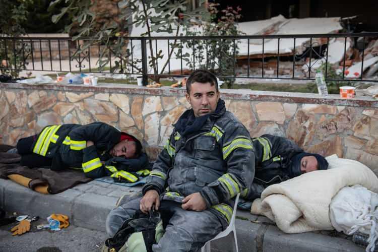 <p>İzmir'deki depremin ardından arama kurtarma ekiplerinin, Bayraklı ilçesindeki Rıza Bey apartmanındaki arama kurtarma çalışmaları devam ediyor. Enkaz bölgesinde mutlu haberi bekleyen vatandaşlar ise çalışmaları yakından takip ediyor.</p>
