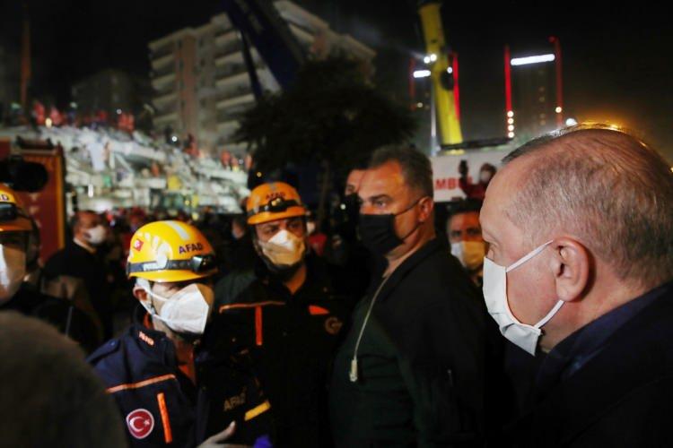 <p>Türkiye Cumhurbaşkanı Recep Tayyip Erdoğan, İzmir'deki deprem sonrası arama kurtarma çalışmalarının sürdüğü bölgeyi ziyaret etti.</p>

<p> </p>

<p> </p>
