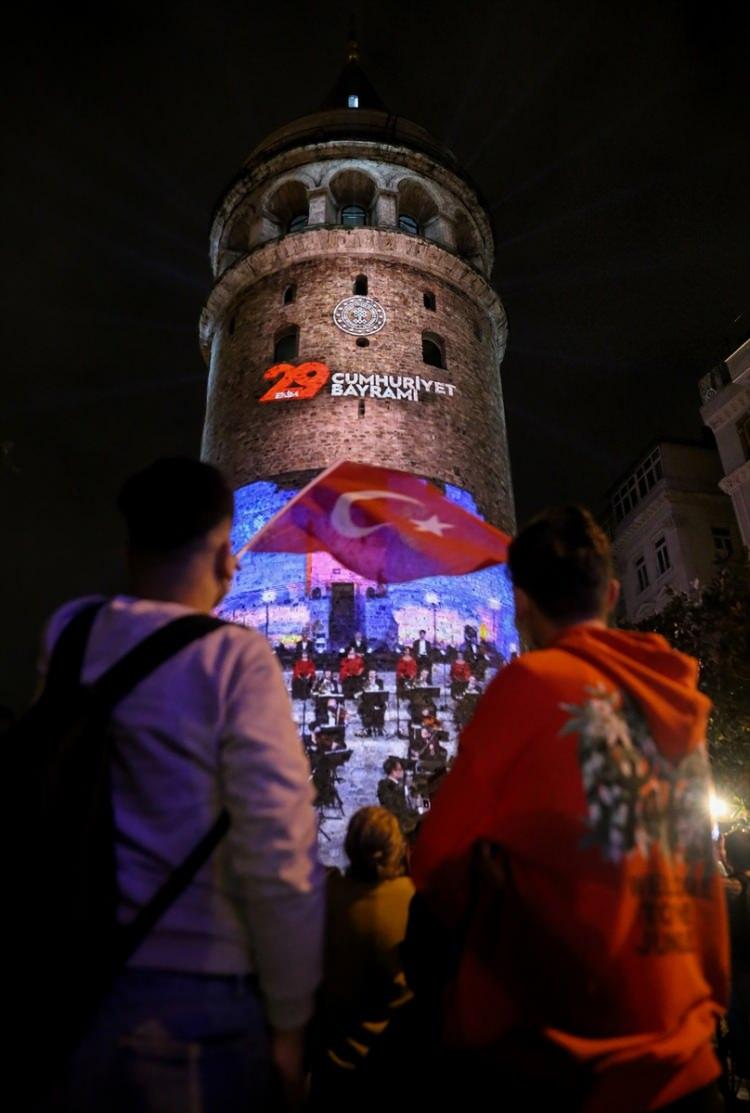 <p>Kültür ve Turizm Bakanlığı ile İletişim Başkanlığı'nın 29 Ekim Cumhuriyet Bayramı dolayısıyla organize ettiği “Büyük Cumhuriyet Konseri" ile mapping gösterisi, 19.23'te vatandaşlarla buluştu. </p>
