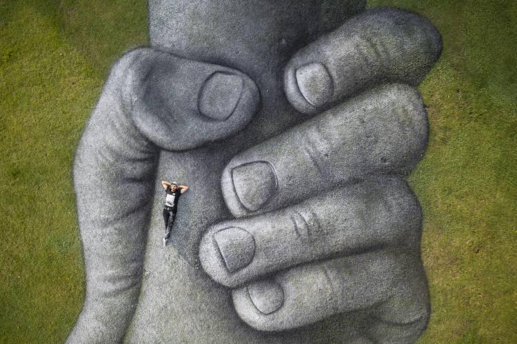 <p>Saype adıyla tanınan&nbsp;Guillaume Legros,&nbsp;&ccedil;im ve toprak &uuml;zerinde anıtsal freskler oluşturuyor. Tebeşir ve k&ouml;m&uuml;rden oluşan bir boyanın mucidi olan Saype, sokak sanatı&nbsp;ve "land-art"ı (arazi sanatı) birbirine bağlayan sanatsal bir hareketin &ouml;nc&uuml;s&uuml; olarak biliniyor.</p>
