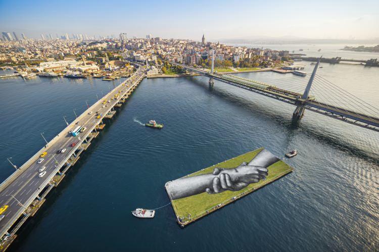 <p>Saype'nin Haziran 2019'da başlattığı k&uuml;resel Beyond Walls projesinin sekizinci durağı İstanbul oldu. Proje, tesad&uuml;fi karşılaşmalardan ve halkın, d&uuml;nyanın en b&uuml;y&uuml;k insan zincirini İstanbul'dan ge&ccedil;irme arzusundan doğdu.&nbsp;İsvi&ccedil;re'de yaşayan Fransız sanat&ccedil;ının oluşturduğu devasa eller, Avrupa ve Afrika kıtalarını buluşturduktan sonra Boğaz'ın Avrupa Yakası'na geliyor ve Asya kıyılarına ulaşmak i&ccedil;in Boğaz'ı ge&ccedil;iyor. Şehirden şehre, kıtadan kıtaya, Batı'yla Doğu'yu sarmalayan b&uuml;y&uuml;k bir kardeşlik zinciri &ccedil;izmeye devam ediyor. Projenin &ouml;nceki durakları Paris, Andorra, Cenevre, Berlin, Ouagadougou, Yamoussoukro ve Torino'ydu.</p>
