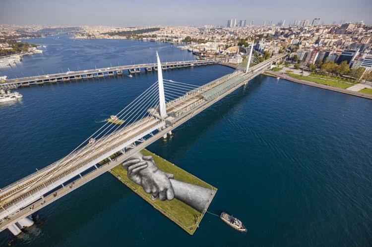 <p>İstanbul'da, Beykoz, Boğazi&ccedil;i &Uuml;niversitesi ve Unkapanı K&ouml;pr&uuml;s&uuml;'n&uuml;n altına yapılan eserler, İstanbul B&uuml;y&uuml;kşehir Belediyesi K&uuml;lt&uuml;r AŞ, Beşiktaş Belediyesi, Boğazi&ccedil;i &Uuml;niversitesi, İsvi&ccedil;re Başkonsolosluğu, T&uuml;rkiye Fransız K&uuml;lt&uuml;r Merkezi&nbsp;ve UPS'in desteğiyle ger&ccedil;ekleştirildi.</p>
