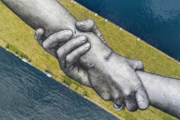 <p>"İstanbul, sekizinci etabı Duvarlar &Ouml;tesi yolculuğunun... Jeopolitik a&ccedil;ıdan İstanbul'un &ouml;nemi tartışılamaz. Bir&ccedil;ok k&uuml;lt&uuml;r&uuml;n ve insanın buluştuğu noktada ve benim projemin de &ccedil;ok b&uuml;y&uuml;k bir sembol&uuml; halinde. &Ccedil;alışmam 3 freskodan oluşuyor. Bunlardan bir tanesi Beykoz'da Anadolu Yakası'nı temsilen. Biri, Boğazi&ccedil;i &Uuml;niversitesi'nde. Biri de Hali&ccedil;'te Unkapanı K&ouml;pr&uuml;s&uuml;'n&uuml;n altında, denizde y&uuml;zen ve iki karayı da birbirine bağlayan sembolik bir &ccedil;alışma. Eşim T&uuml;rk olduğu i&ccedil;in ben de burada olmaktan mutluluk duyuyorum ve &ouml;nemini de yansıtmaya &ccedil;alışıyorum."</p>
