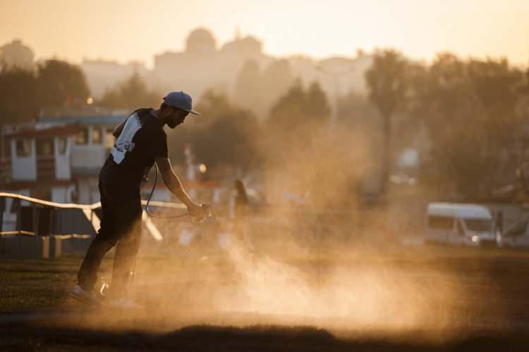 <p>Legros, eserlerini yaparken olumlu&nbsp;reaksiyonlar aldığını belirterek, "&Ouml;nce insanlar şaşırıyor. &Ccedil;&uuml;nk&uuml; eserler aynı seviyeden bakıldığında &ccedil;ok fazla anlaşılamayabiliyor, y&uuml;ksekten bakıldığında portre ve fresko daha net ortaya &ccedil;ıkıyor ve etkileniyor insanlar. Kullandığım boya tamamen doğa dostu, doğaya zarar vermediği i&ccedil;in ger&ccedil;ekten g&uuml;zel yorumlar alıyorum." diye konuştu.</p>
