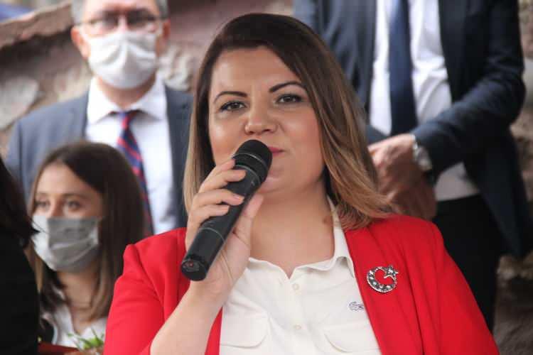 <p>Buradaki izleyici ne kadar olur, ne kadar misafir gelir’ dedim. Sayın belediye başkanım dedi ki ‘Türkiye’yi buraya taşıyacağız Eriş bey, hiç merak etmeyin’ dedi. İçeride Atatürk’ü tanıyacaksınız, Atatürk’ün kullandığı eşyaları tanıyacaksınız, göreceksiniz. </p>