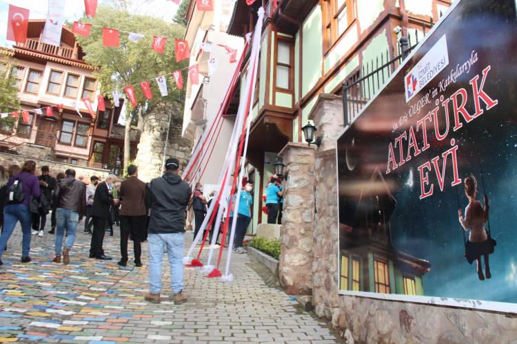 <p>Konuşmaların ardından müzenin kapıları vatandaşlara açıldı. Vatandaşlar, pandemi tedbirleri kapsamında 15’er kişilik gruplar halinde içeriye alınarak Atatürk’ün ve silah arkadaşlarının kullandığı eşyaları yakından görme fırsatı buldu.</p>
