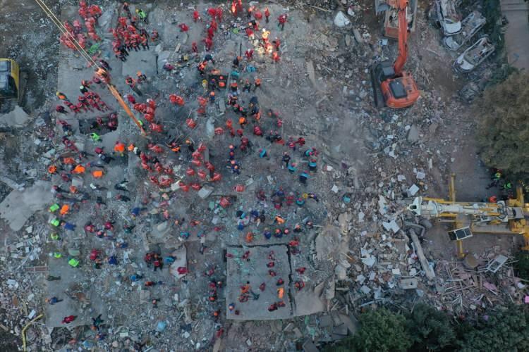 <p>İzmir'in Seferihisar il&ccedil;esindeki depremin ardından s&uuml;ren kurtarma &ccedil;alışmaları sırasında enkaz altından depremzedelere ait mutlu anıların yer aldığı fotoğraflar da &ccedil;ıkıyor.</p>
