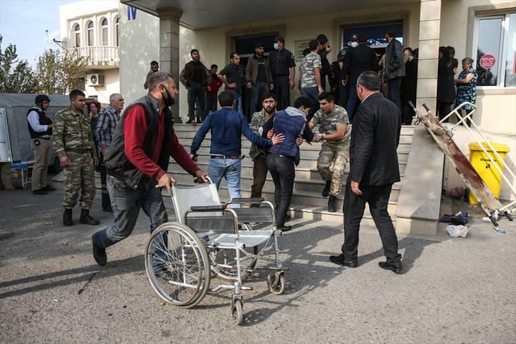 <p>Ermenistan'ın, Azerbaycan'ın Berde şehir merkezine düzenlediği misket bombalı saldırıda 14 sivil yaşamını yitirdi, 40'tan fazla kişi yaralandı. Saldırı sonrasına ilişkin anlar AA tarafından kare kare fotoğraflandı.</p>
