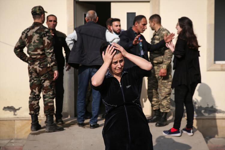 <p>Misket bombaları Berde'nin en işlek iki kavşağında bulunan sivillere ait ev, araç ve iş yerlerine düştü. </p>
<p> </p>