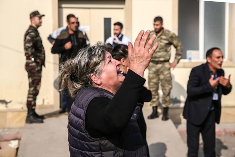 <p>Olay yerine ulaşan itfaiye araçları, bombaların patlaması sonucu çıkan yangını söndürdü.</p>
<p> </p>