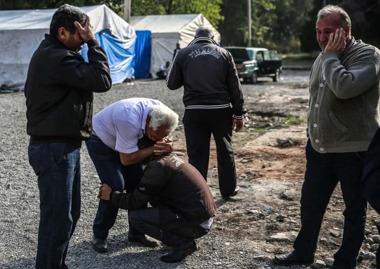 <p>Annesi, kardeşi, babasını kaybedenler, morg ve hastane kapısında fenalık geçirdi. </p>
<p> </p>