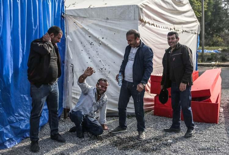 <p>Güvenlik güçleri ve sağlık çalışanları, yaralıların ve ölenlerin panik halindeki yakınlarını yatıştırmaya çalıştı. </p>
<p> </p>