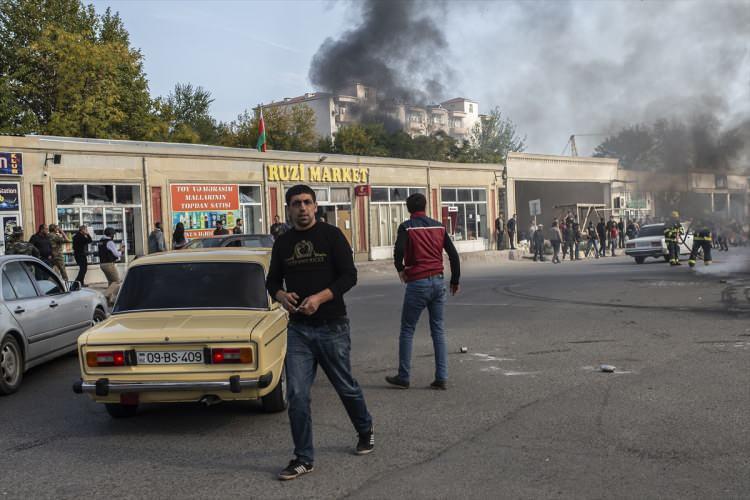 <p>Ermenistan'ın dün misket bombasıyla düzenlediği saldırıda hayatını kaybeden biri çocuk dört Azerbaycanlı sivilin cenazeleri defnedildi. </p>
<p> </p>