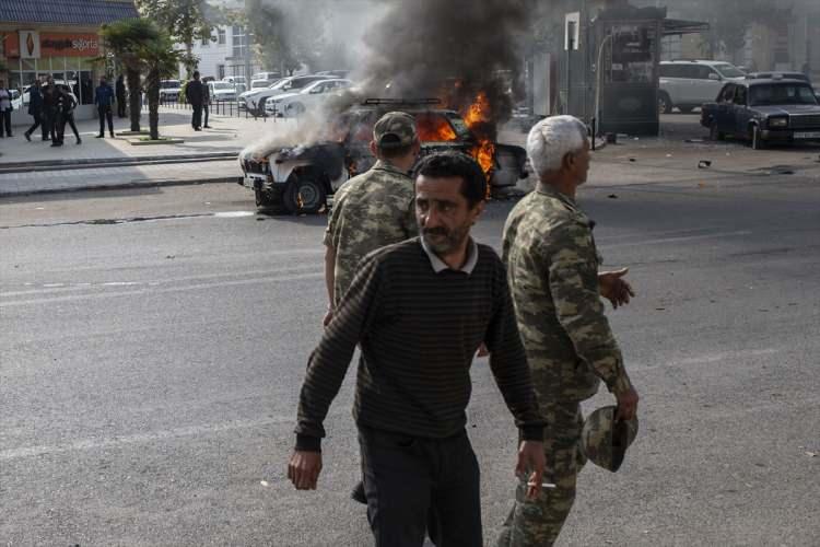 <p>Törene katılan yakınları, gözyaşlarına hakim olmadı. Vatandaşlar, Ermenistan saldırısını lanetledi.</p>
<p> </p>