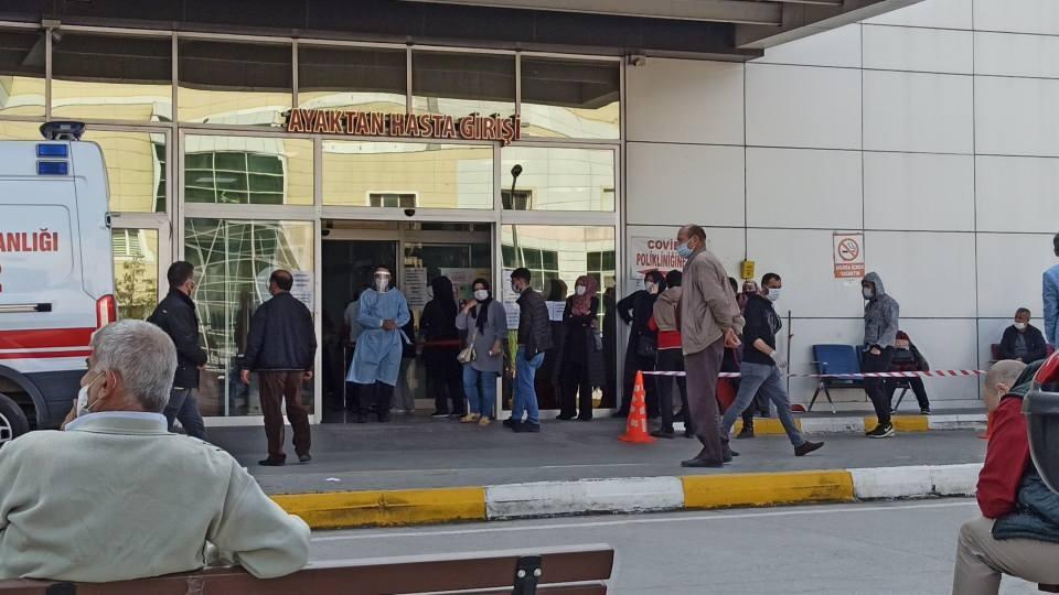 <p>Sağlık Bakanı Fahrettin Koca'nın salgının başından bu yana en kritik dönemi yaşadığını ifade ettiği Bursa'da hastanelerdeki Covid 19 yoğunluğu alarm düzeyine ulaştı. </p>
