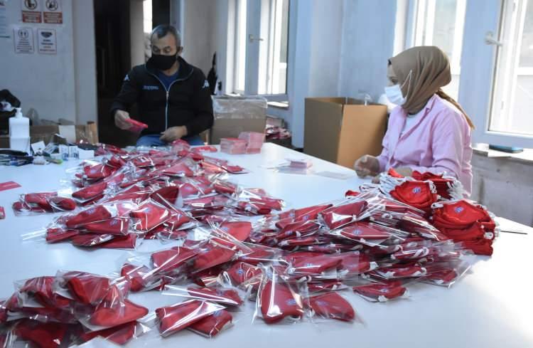 <p>Kavaz, yaptıkları işi önemsediklerini vurgulayarak, "Geçen yılın Şampiyonlar Ligi şampiyonu olan bir takıma maske yapmak ayrı bir gurur. Dünya devine Zonguldak'taki bir atölyeden ürün yapılması güzel bir şey. Ülke ekonomisi açısından çok önemli, yani ihracat yapmak çok önemli. Sonuçta döviz giriyor, bunları avroyla satıyoruz." dedi.   </p>
