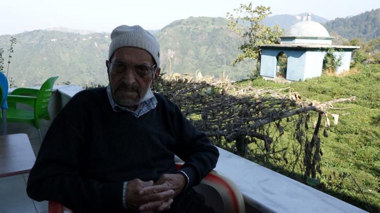 <p>Mezarın üstünü kapatmamın sebebi açık mezarların üzerinde dikenler bitiyor. Bakımı da zor oluyor. Mezara da su gelsin diye yağmur sistemi yaptım. Yağmur yağdığında su mezara inebiliyor" dedi.</p>

