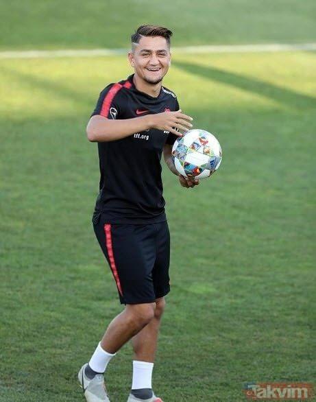<p><strong>Cengiz Ünder</strong></p>

<p>Bu iddianın sahibi ise Cengiz Ünder'i halı sahada keşfeden hocası Ersoy Or. Ersoy Or yaptığı açıklama:'Cengiz Ünder çok iyi bir Galatasaraylıdır. Galatasaray'da oynamasını isterim. Allah yolunu açık etsin.' demişti.</p>
