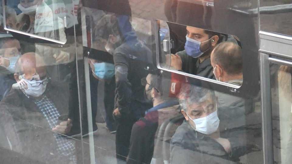<p>İstanbul'da sabah saatlerinde toplu taşıma araçları ve duraklarında yoğunluk yaşandı. Bahçelievler Yenibosna'da İETT ve özel halk otobüslerine binen vatandaşların ve araç içerisinde bulunan yolcuların sosyal mesafeye uymadıkları görüldü.</p>