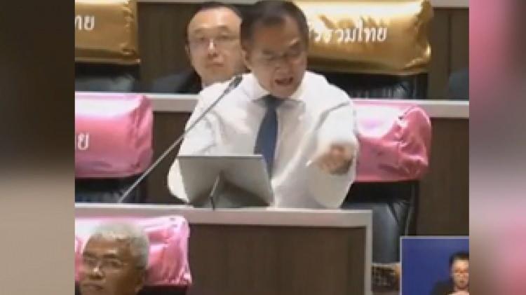 <p>Tayland’da muhalefet partisinden milletvekili Wisarn Techatheerawat, Tayland Başbakanı Prayut Çan-oça'nın ülkedeki protestoları önemsememekle suçlayarak, palamentoda kürsüye çıkarak, bıçakla kolunu kesti. O anlar an be an kaydedildi.</p>
