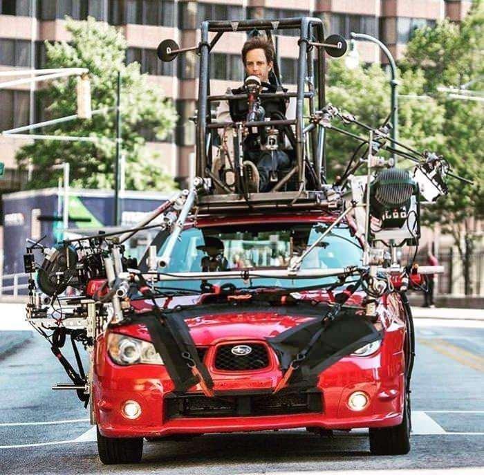 <p>'Baby Driver' filminin arka planı. Arabayı asıl kullanan kişi aslında yukarıda, efektler ile yok ediliyor.</p>
