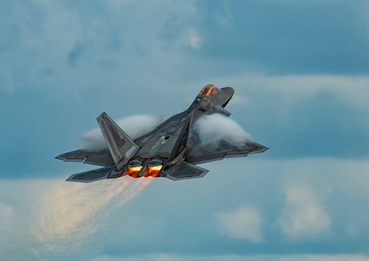 <p>ABD’li silah ve uçak üreticisi Lockheed Martin'in 147 milyon dolar maliyetle ürettiği F-22 Raptor'lar ABD ulusal güvenliği için sadece ABD tarafından kullanılıyor. </p>
