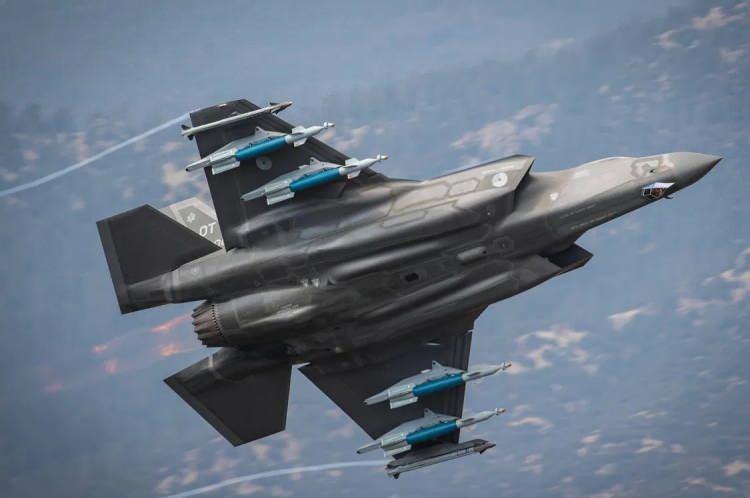 <p>Görünmezlik özelliğiyle ünlü olan F-22’yi, ABD en yakın müttefiklerine bile satamıyor. ABD F-22 savaş uçağını ilk kez DEAŞ ile mücadele planının Suriye ayağında kullandı. İşte teknik özellikler...</p>