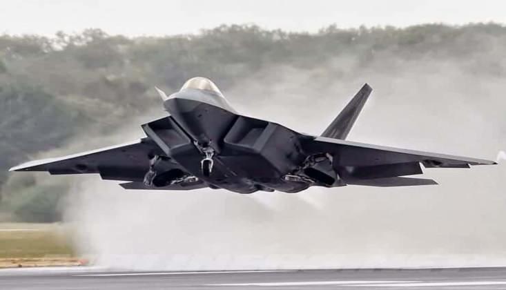 <p>F-22 düşük saptanabilme yeteneği, yüksek manevra kabiliyeti, gelişmiş entegre avionikleri ve 'afterburner'sız süpersonik seyir sağlayan aerodinamik performansı ile öne çıkmaktadır.</p>