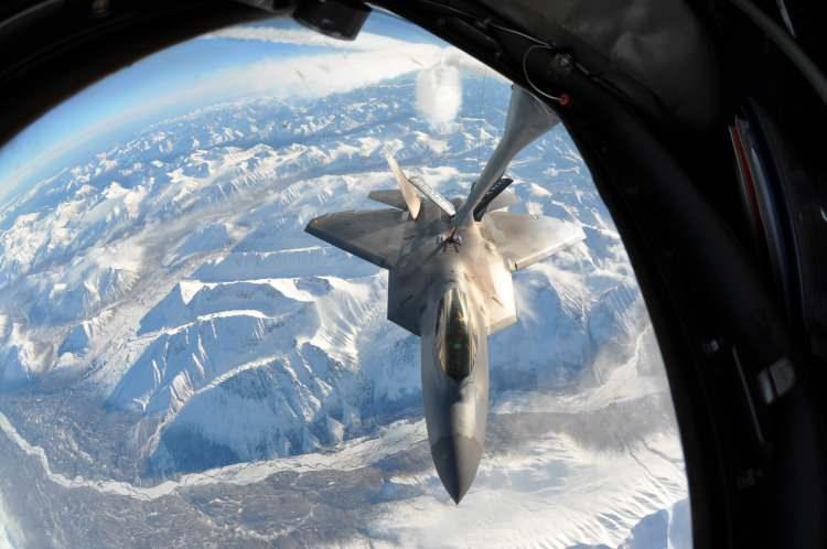 <p>F-18 ve F-16'lara göre daha hızlı ve çok uzak mesafeden hedefe bomba gönderebiliyor.</p>