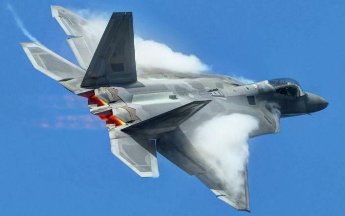 <p>Yüksek süratine ve 3200 kilometrelik menzile, gövdesine yerleştirilmiş çift motoru sayesinde ulaşabiliyor. </p>