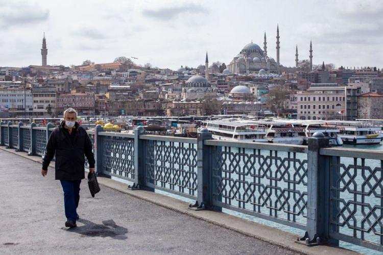 <p>Sağlık Bakanı Fahrettin Koca, dün İstanbul Valiliği'nde kentteki salgınla mücadele çalışmalarının ele alındığı toplantı sonrası bir açıklama yaptı.</p>
<p> </p>