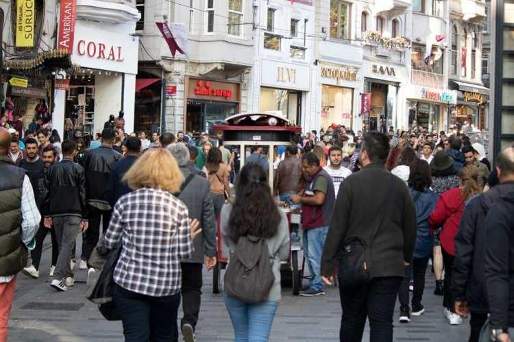 <p>Açıklamasında kentteki artışın nedenini "tatil dönüşlerine" bağlayan Koca, 28 ilçede artışın yüzde 50'nin üzerinde olduğunu söyledi.</p>
<p> </p>
