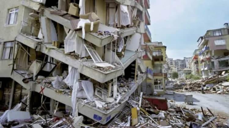 <p>39 ilçedeki olası deprem kayıpları ile hasarlarını ortaya koyan “İstanbul Olası Deprem Kayıp Tahminlerinin Güncellenmesi Projesi Kitapçığı”nda yer alan bilgiler, uzmanlar arasında tartışılırken, riskli mahallelerdeki durum tüm detaylarıyla ortaya konuldu.</p>
