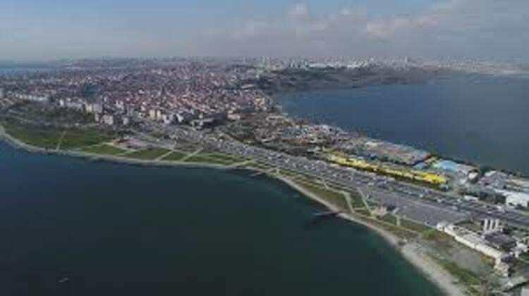 <p><strong>35 bin haneye barınma </strong></p>
<p>Rapora göre, Çınarcık açıklarından Silivri’ye uzanan tek parçalı fay hattı, gece saatlerinde 7.5 büyüklüğünde bir deprem üretirse, Avcılar’da en az 465 can kaybına yol açacak.</p>
