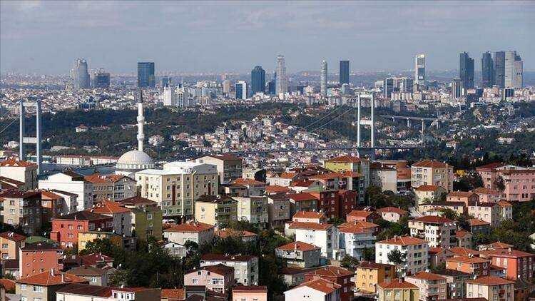<p>Avcılar’da deprem sonrasında yaklaşık 34 bin 935 hanelik acil barınma ihtiyacının ortaya çıkacağı tahmin edilirken, hane başına 3 kişilik nüfus kabulüyle, 104 bin 805 kişinin acil barınma ihtiyacı duyacağı ortaya konuluyor.</p>