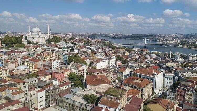 <p><strong>FATİH’TE BİNALARIN YÜZDE 72’Sİ HASAR GÖRECEK </strong></p>
<p>İBB’nin hazırladığı kitapçığa göre gece saatlerinde 7.5 büyüklüğünde deprem meydana gelmesi durumunda, Fatih ilçesindeki binaların yüzde 36’sının hafif, yüzde 23’ünün orta, yüzde 8’inin ağır ve yüzde 5’inin de çok ağır hasar göreceği ifade ediliyor.</p>