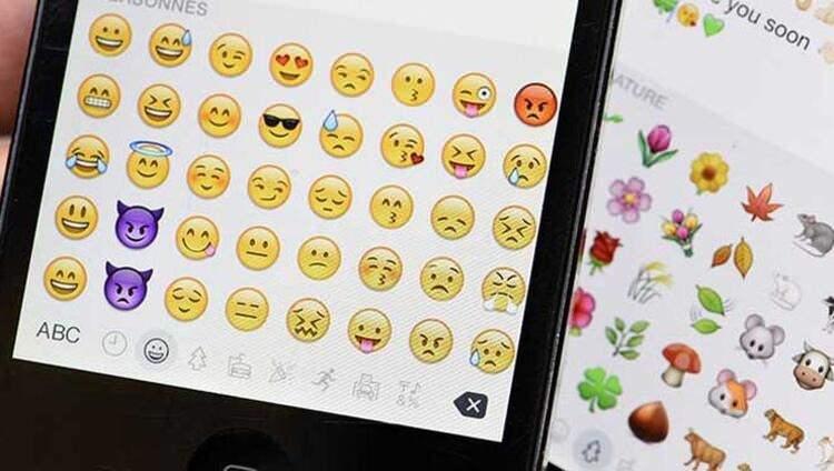 <p>Diğer yandan telefonda kullandığınız emojiler de değişiyor... Kademeli olarak kullanıma sunulmaya başlanan yüzlerce emoji ilk kez ortaya çıktı. Bakın telefonunuzda artık hangi emojileri kullanacaksınız?</p>
<p> </p>