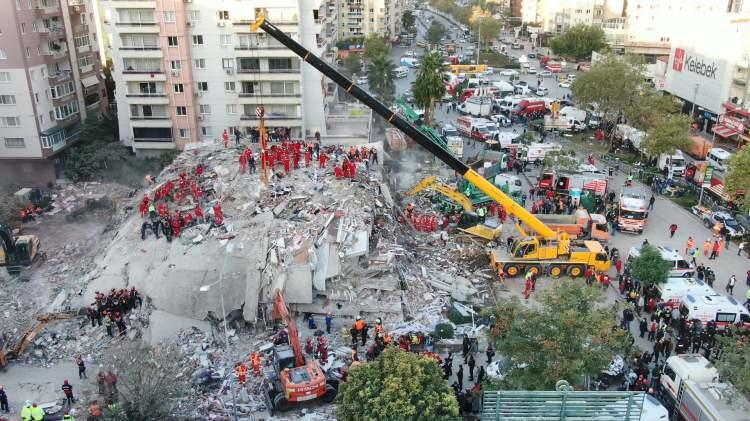 <p>İzmir'in Seferihisar ilçesi açıklarında yaşanan 6.6 büyüklüğündeki depremde tamamen yıkılan Bayraklı ilçesindeki 8 katlı Rıza Bey apartmanı havadan dronla görüntülendi. </p>
<p> </p>