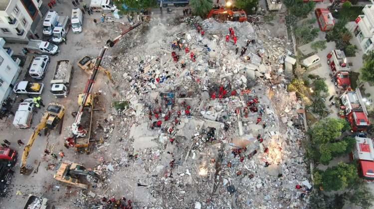 <p>Yaklaşık 19 saattir Rıza Bey Apartmanı enkazında arama kurtarma çalışmaları sürüyor.</p>
