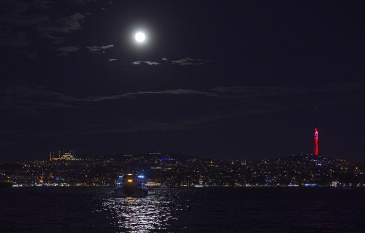 <p>İstanbul'da akşam saatlerinde beliren ''Mavi Dolunay'' ve Büyük Çamlıca Camisi güzel görüntüler oluşturdu.</p>
