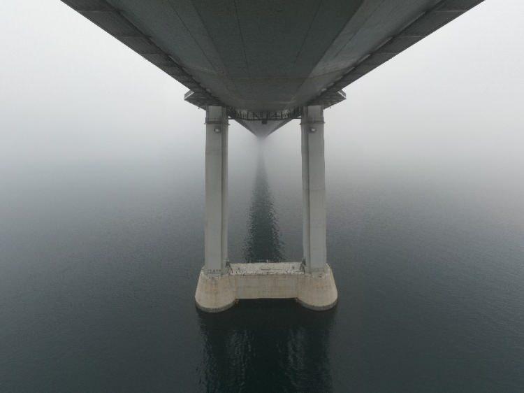 <p>Kocaeli&rsquo;de sabah saatlerinde etkili olan yoğun sis doyumsuz manzaralar ortaya &ccedil;ıkarttı. Sabah saatlerinde İzmit K&ouml;rfezi&rsquo;ni kaplayan sisin altında kalan Osman Gazi K&ouml;pr&uuml;s&uuml;, İzmit K&ouml;rfezi&rsquo;ndeki gemiler kartpostallık g&ouml;r&uuml;nt&uuml;ler oluşturdu. Sis altında kalan Kocaeli&rsquo;nin g&uuml;zellikleri havadan g&ouml;r&uuml;nt&uuml;lendi. G&uuml;neşin sis &uuml;zerindeki doğuşu ise mest etti.</p>
