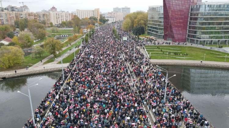 <p>Başkanı Aleksandr Lukaşenko’ya istifa etmesi için verdiği sürenin dolması ile binlerce kişi yeniden sokaklara döküldü. Polis, şu ana kadar 128 göstericiyi gözaltına aldı.</p>
